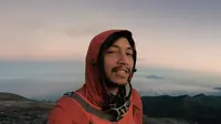 Semangat yang sama juga membawa Fiersa naik gunung hingga ke atap Pulau Jawa, Gunung Semeru. Pendakian ini bukan hanya soal menaklukkan ketinggian, tetapi juga menemukan makna persahabatan dan ketangguhan. (Liputan6.com/Youtube/FiersaBesari)