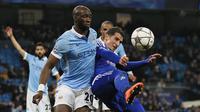 Pemain Manchester City, Mangala (kiri), berebut bola dengan pemain Dynamo Kiev, Oleksandr Yakovenko, pada leg kedua babak 16 besar Liga Champions di Stadion Etihad, Manchester, Rabu (16/3/2016) dini hari WIB. (Reuters/Jason Cairnduff)