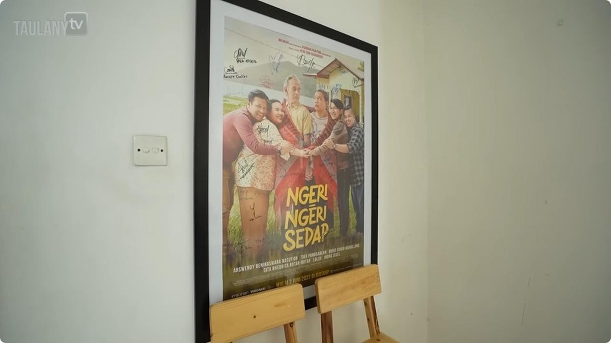 Walaupun dinding ruang tamu dipenuhi dengan poster film, rumah ini dirancang sedemikian rupa untuk tidak terlihat seperti tempat kerja.<br>
