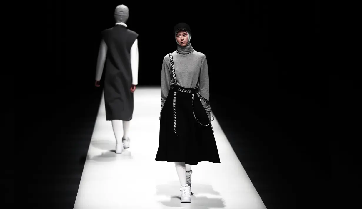 Model berjalan di atas catwalk memperagakan busana muslim Autumn/Winter 2017 karya desainer Indonesia, Rani Hatta saat acara Tokyo Fashion Week di Tokyo, Jepang, Rabu (22/3). (AFP Photo / Behrouz Mehri)