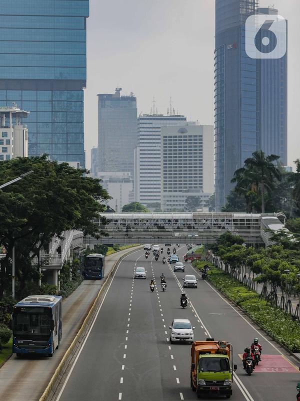 Arus lalu lintas kendaraan di Jalan Sudirman, Jakarta, Senin (13/4/2020). Hari ke-4 penerapan Pembatasan Sosial Berskala Besar (PSBB) di DKI yang dimulai sejak 10 April hingga 23 April 2020, arus lalu lintas di ruas jalan protokol  tersebut masih ramai kendaraan. (Liputan6.com/Faizal Fanani)