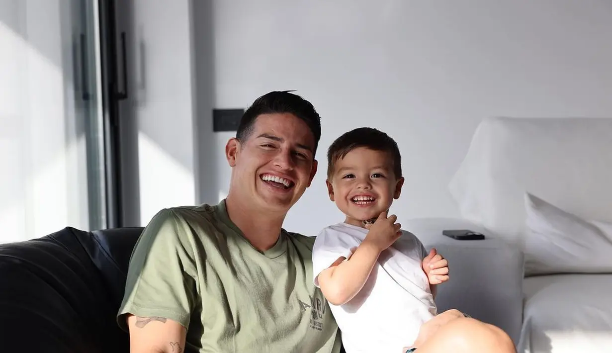 Potret gemas James dengan Samuel. James yang mengenakan kaus hijau army tampak menggendong Samuel yang mengenakan kaus putih di pangkuannya, dan keduanya sama-sama berpose tertawa. Foto: Instagram.