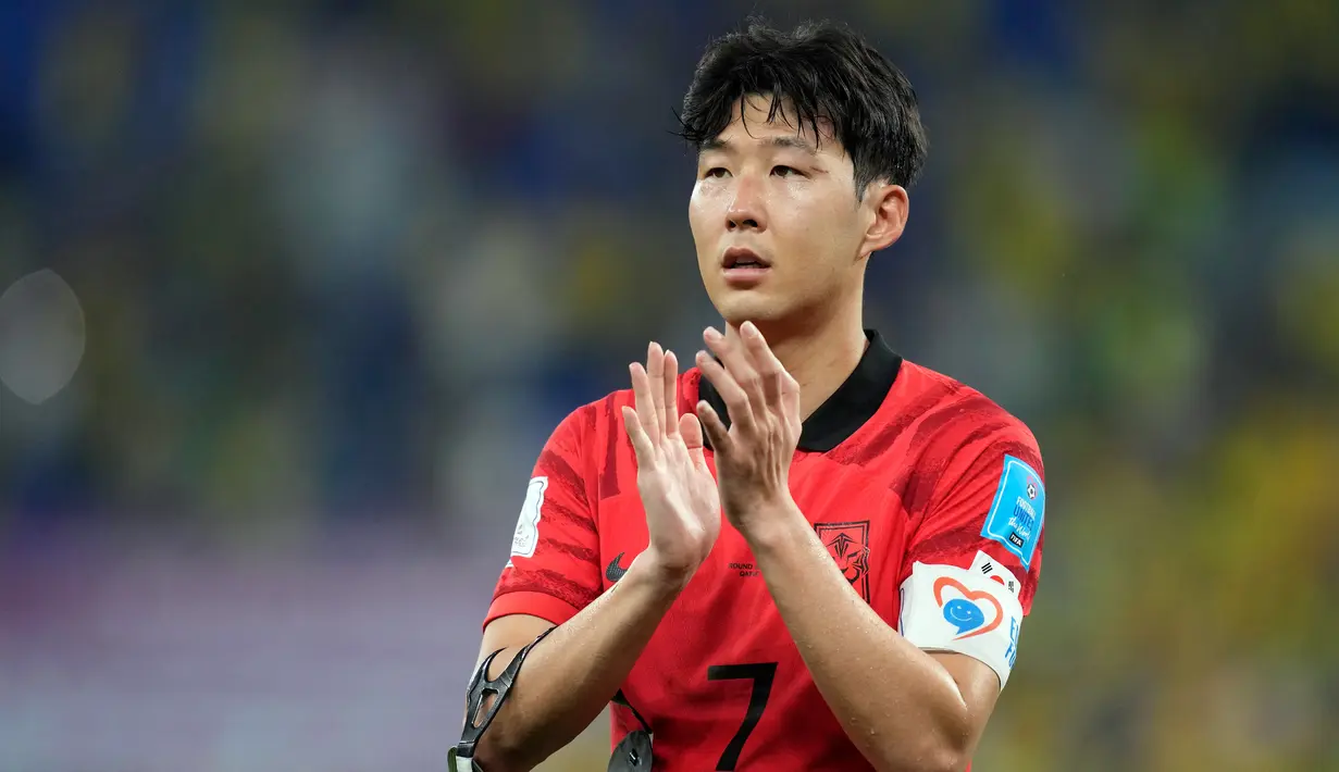 Pemain Korea Selatan Son Heung-min bertepuk tangan kepada para penggemar setelah kalah 4-1 melawan Brasil pada pertandingan sepak bola babak 16 besar Piala Dunia 2022 di Stadion 974, Doha, Qatar, 5 Desember 2022. Kapten Timnas Korea Selatan ini menjadi sorotan dengan gaya rambut two block-nya yang kini populer di kalangan pecinta budaya Korea. (AP Photo/Jin-Man Lee)