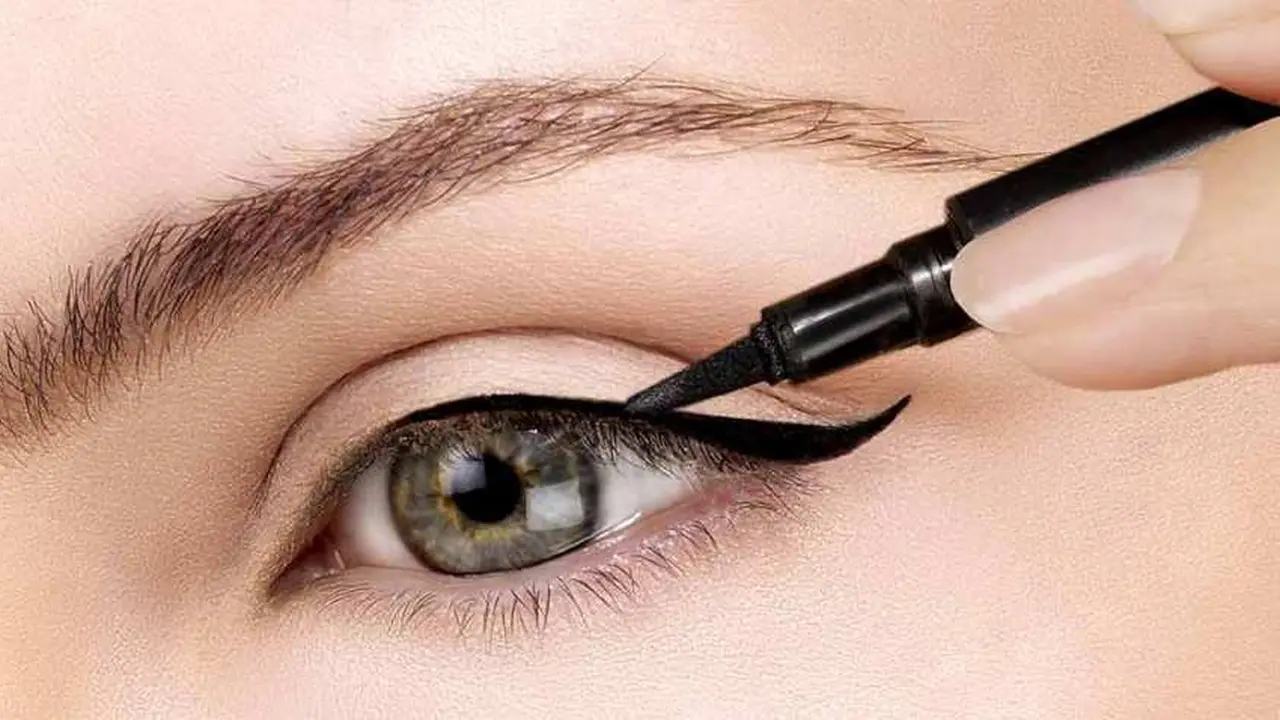 Cantik di Hari Natal dengan Bentuk Eyeliner Ini