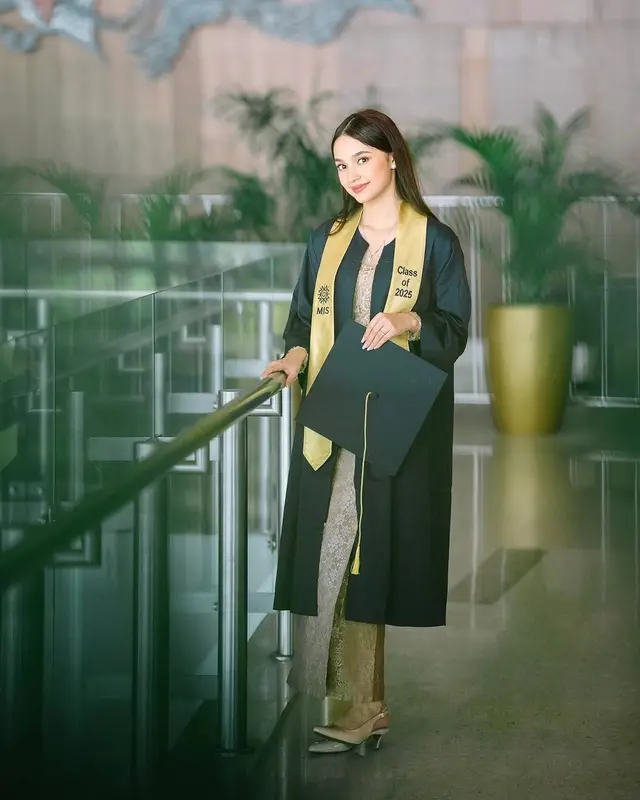 6 Potret anggun Sydney anak Cut Tari berkebaya saat wisuda SMA, bikin Ina Thomas ingin jadikan mantu