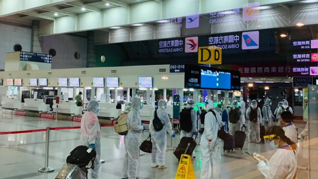 ABK Indonesia menunggu penerbangan mereka di Bandara Internasional Kaohsiung. (Photo credit: MOFA Taiwan)