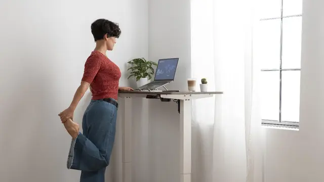 Luangkan waktu untuk melakukan peregangan setelah duduk dengan waktu yang lama