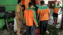 Aktivitas pengolahan pupuk kompos dari  sampah daun di TPS 3R Ketapang Satpel Lingkungan Hidup Kecamatan Gambir, Jakarta, Rabu (22/2/2023). TPS 3R Ketapang Satpel Lingkungan Hidup Kecamatan Gambir itu dapat mereduksi atau mengurai sampah organik menjadi kompos sebanyak 200-300 kilogram per hari. (Liputan6.com/Faizal Fanani)