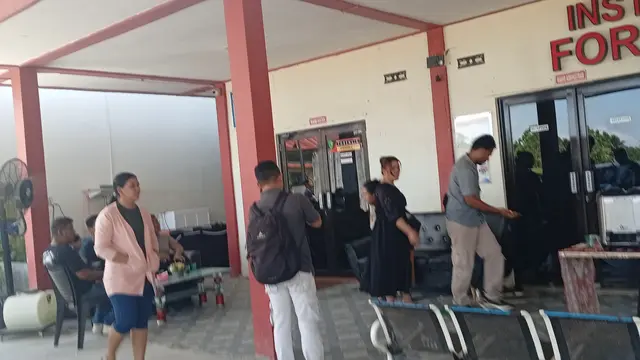 Suasana di Instalasi Forensik RS Bhayangkara Polda Kepulauan Riau, usai seorang polisi muda ditemukan tewas di barak Polda Kepri.