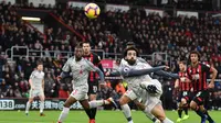 Winger Liverpool, Mohamed Salah, berhasil mencetak hattrick sekaligus membawa timnya menang 4-0 atas Bournemouth pada laga pekan ke-16 Premier League, di Vitality Stadium, Sabtu (8/12/2018). (AFP/Glyn Kirk)