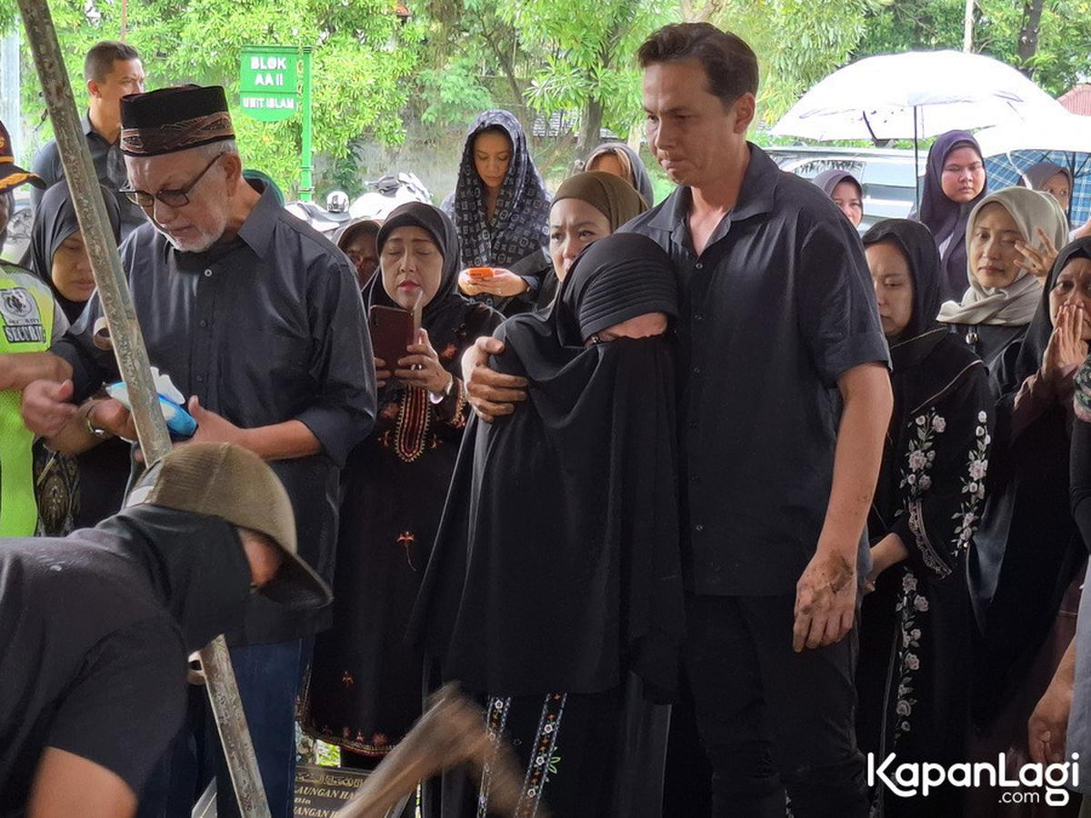 8 Potret Andhika Pratama Beberkan Alasan Ibu Mertuanya Dimakamkan Satu Liang dengan Adik Ussy Sulistiawaty