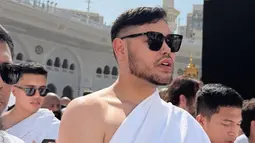 Potret Ivan Gunawan Umrah, Bagikan Renungan di Depan Kabah