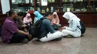 Anin dan Afif menunggu kepastian nasib mereka hingga Kamis (1/3/2018) malam di kantor Gubernur Jateng. (foto: liputan6.com / edhie prayitno ige)