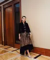 Tampilan glamor Aaliyah kenakan kebaya velvet hitam yang dipadukan rok batik jacquard yang mewah. Semakin elegan dengan aksesori emas di kepalanya. [@aaliyah.massaid].