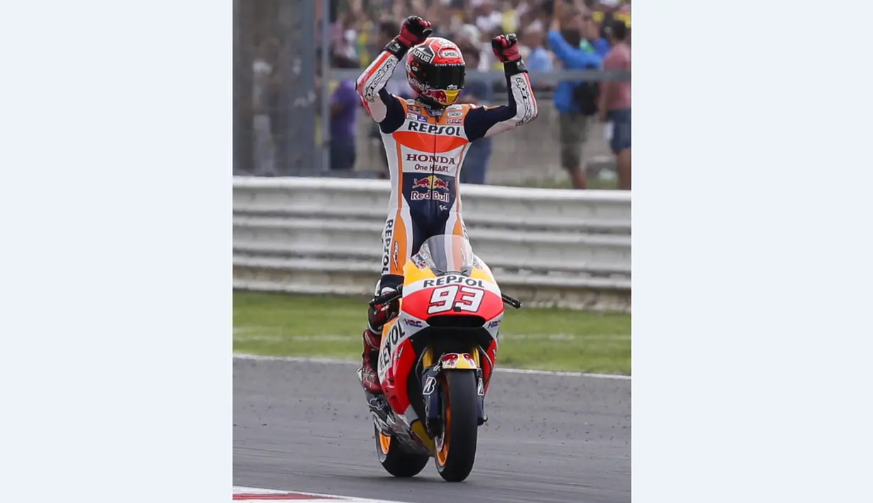 Marc Marquez merayakan kemenangan di depan pendukungnya dalam balapan MotoGP San Marino di Sirkuit Misano, Minggu (13/9/2015). (Reuters/Max Rossi)