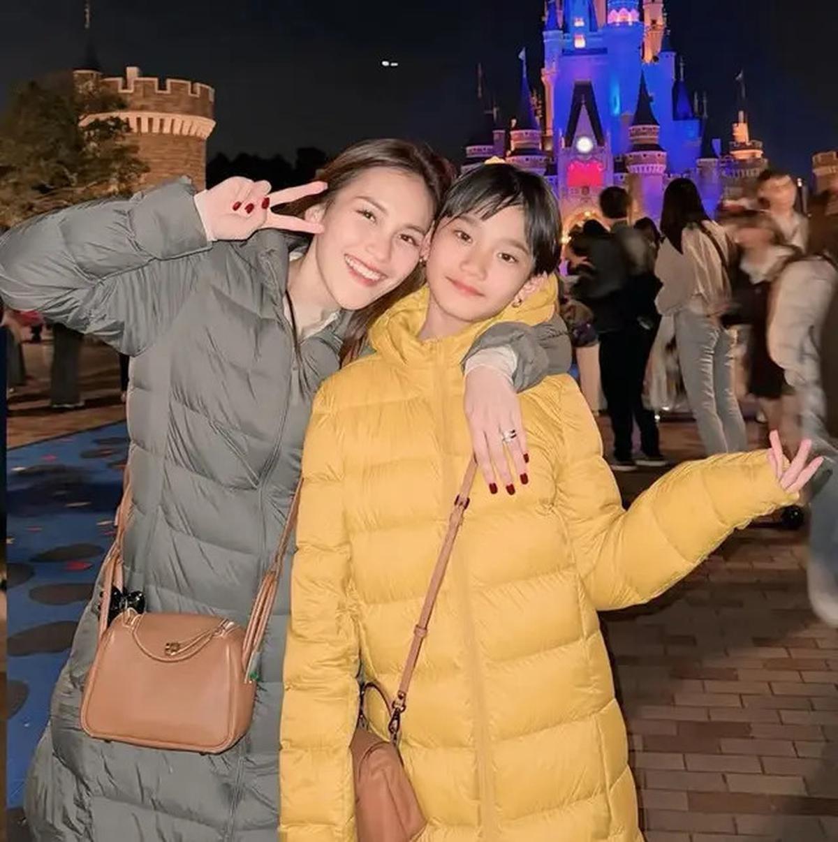Intip Outfit Ayu Ting Ting Bawa Tiga Tas Hermes saat Jalan-Jalan ke Jepang Bersama Keluarga, Jadi Bukti Penyanyi Dangdut Sukses