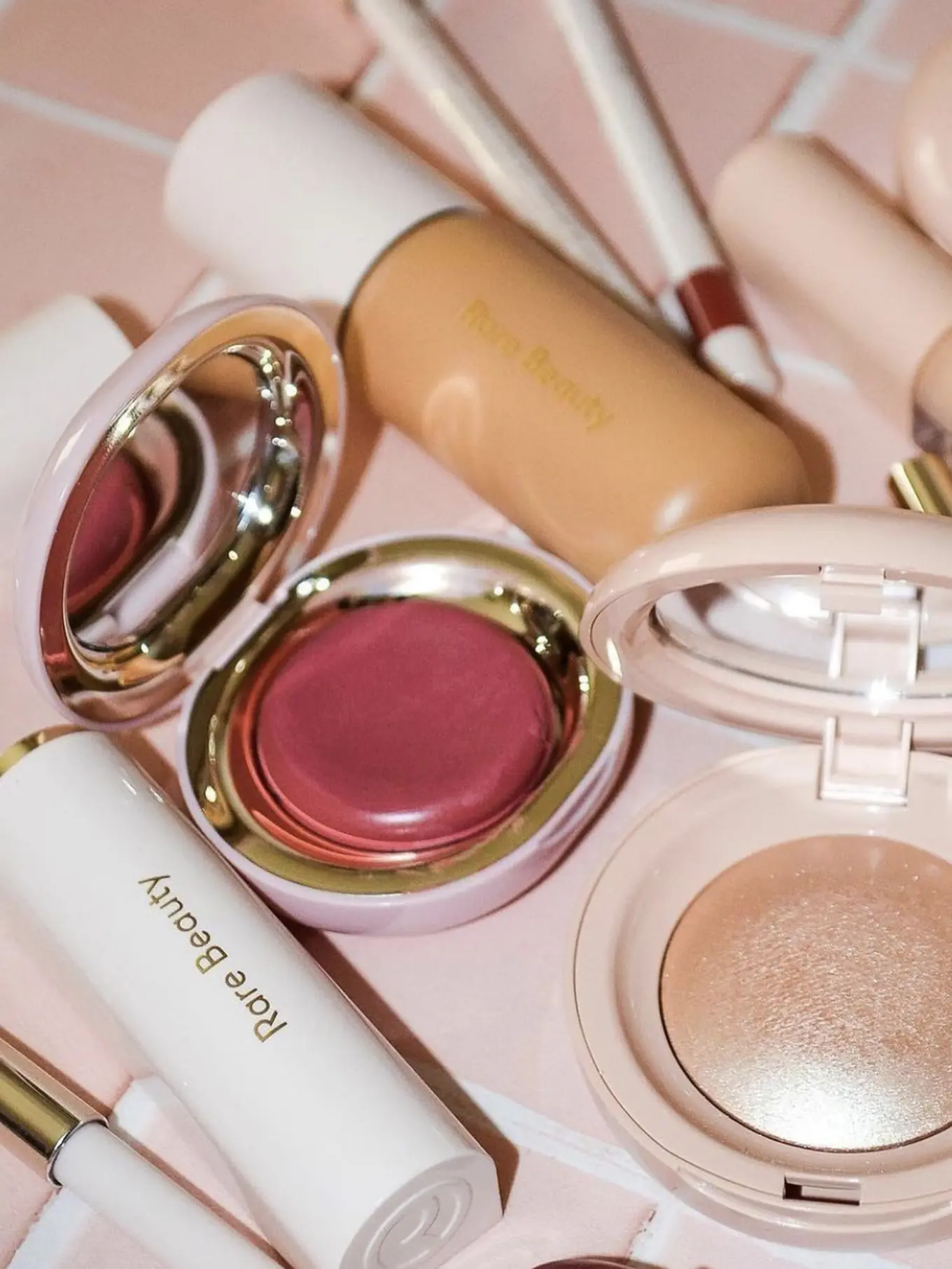 Rare Beauty Kosmetik Garapan Selena Gomez Jadi Favorit, 5 Produk Ini