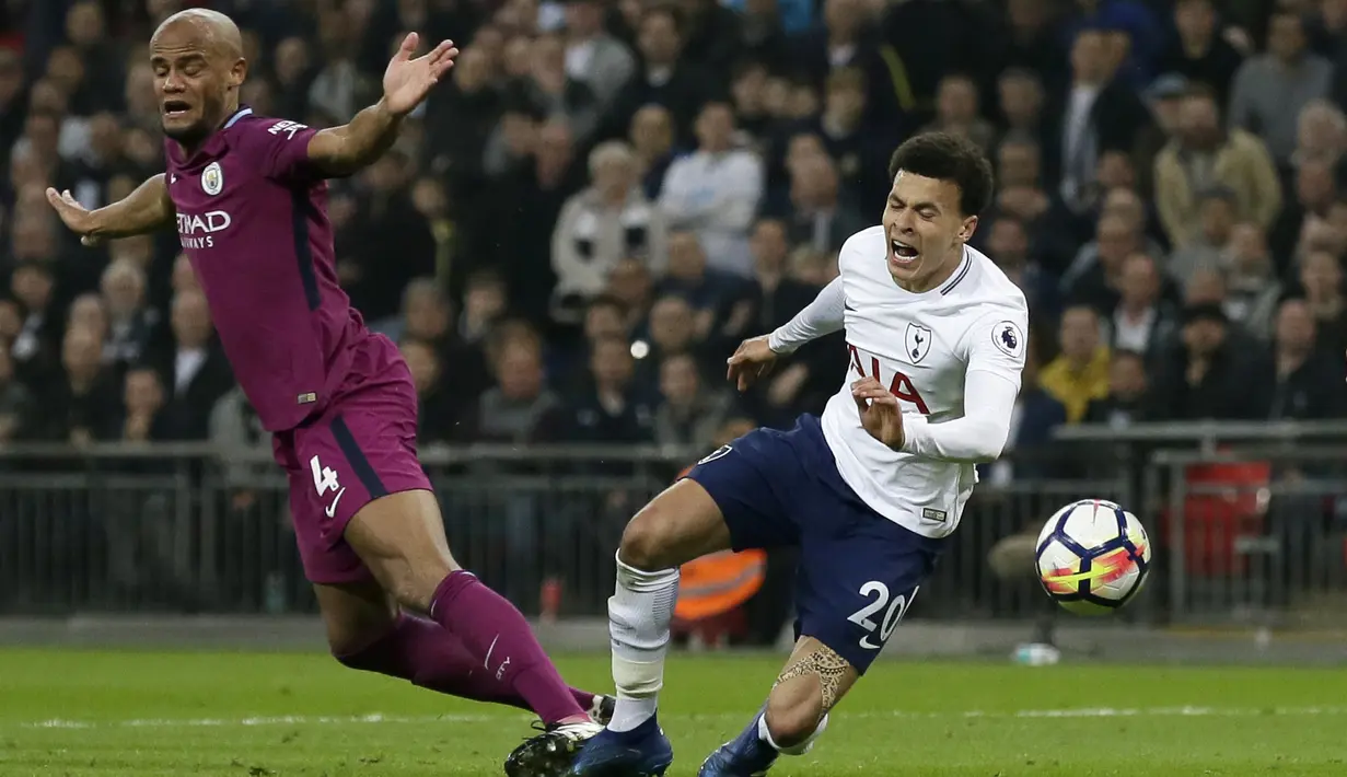 Duel pemain Manchester City, Vincent Kompany (kiri) dan pemain Tottenham, Dele Alli pada lanjutan Premier League di Wembley Stadium, (14/4/2018). Manchester City menang 3-1. (AP/Tim Ireland)