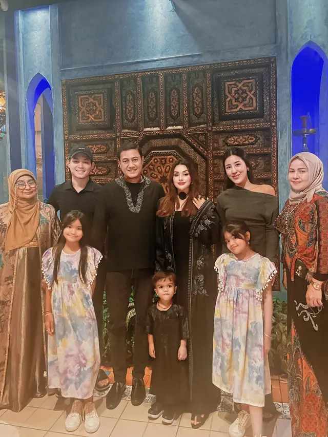7 Potret Nurah Syahfirah dan Teuku Rafly Rayakan 11 Tahun Pernikahan Bersama Keluarga