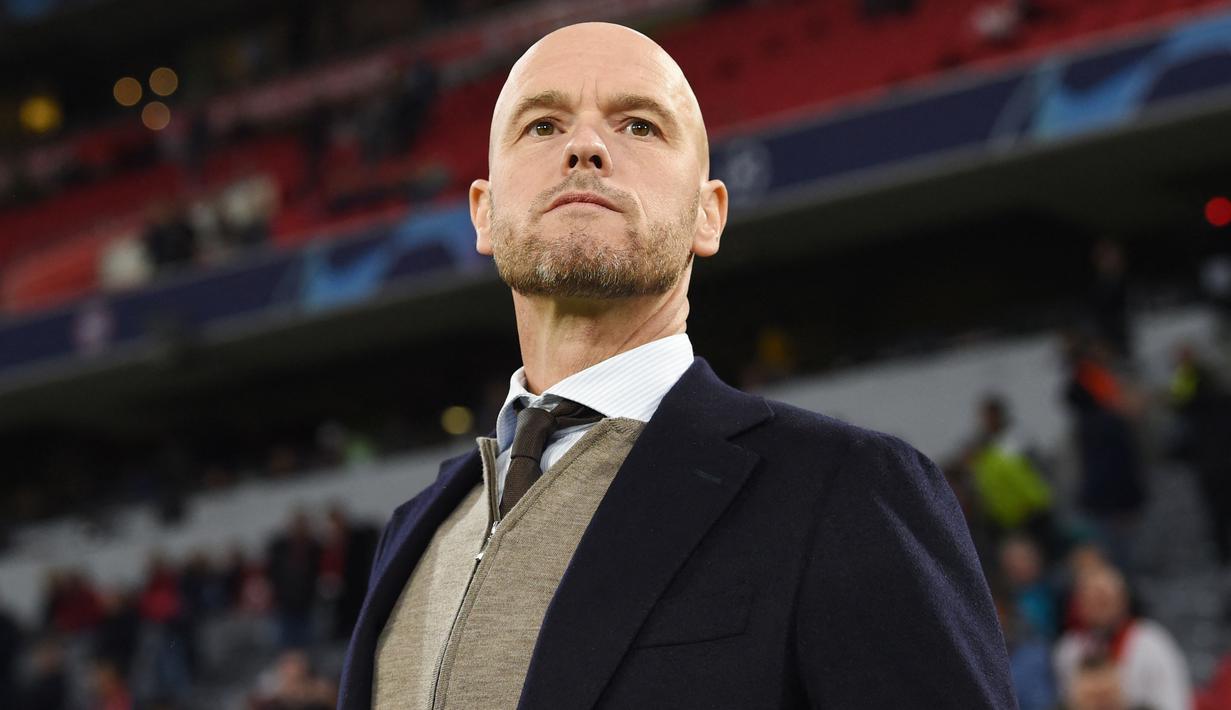 Erik ten Hag - Pria berkepala plontos ini sukses mengharumkan Ajax Amsterdam dengan sederet prestasi seperti gelar juara Eredivisie hingga KNVB Cup. Dengan kepiawaiannya meramu tim, pelatih berusia 51 tahun itu sepertinya layak menjadi pengganti Koeman di Barcelona. (AFP/Christof Stache)
