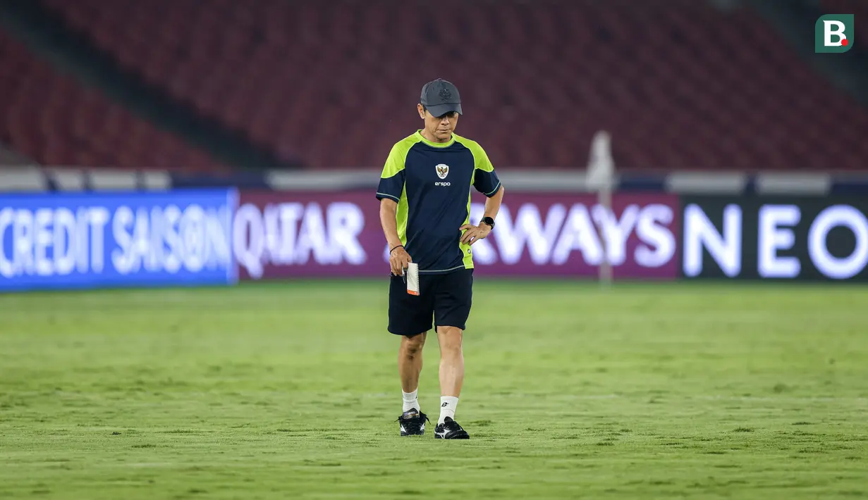 <p>Pelatih Timnas Indonesia, Shin Tae-yong terlihat memeriksa kualitas rumput saat sesi latihan resmi menjelang laga lanjutan putaran Grup C Kualifikasi Piala Dunia 2026 melawan Jepang di Stadion Utama Gelora Bung Karno (SUGBK), Senayan, Jakarta, Kamis (14/11/2024). (Bola.com/Bagaskara Lazuardi)</p>