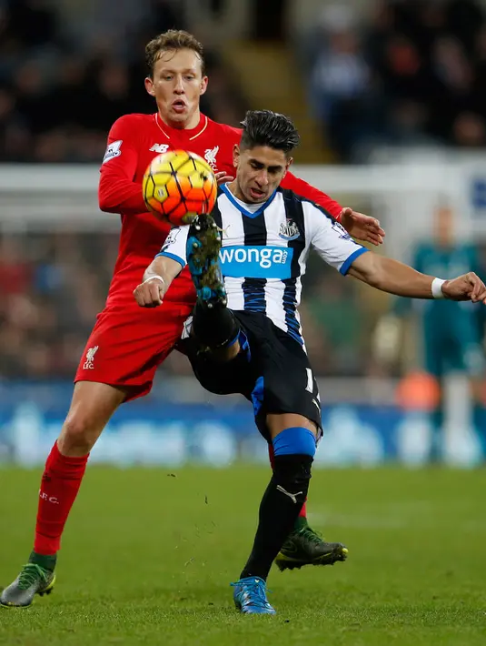 Penyerang Newcastle, Ayoze Perez (depan) berusaha menendang bola dari kawalan gelandang Liverpool, Lucas Leiva pada lanjutan Liga Inggris di Stadion St James' Park, Inggris (6/12). Newcastle menang atas Liverpool dengan skor 2-0. (Reuters/Lee Smith)