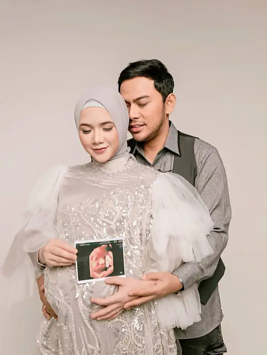 Dalam berbagai tema maternity shoot, Fikoh dan Fomal terlihat selalu serasi dan mesra. Seperti dalam pemotretan ini sambil memperlihatkan hasil USG janinnya. Melahirkan di RS Hermina Padang pada malam hari, putrinya ini memiliki berat 2,9 Kg dan panjang 47 Cm.
 (Liputan6.com/IG/@rofikohisnaini_real)