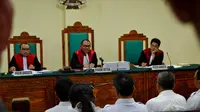 Terdakwa dugaan suap terhadap Gubernur Bengkulu non aktif Ridwan Mukti, Jhoni Wijaya meminta majelis hakim membebaskan dirinya dalam sidang di PN Tipikor (Liputan6.com/Yuliardi Hardjo)