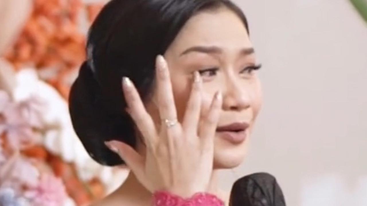 "Aku menerima lamaran kamu, untuk menjadi istriku. Eh untuk menjadi istrimu. Maaf grogi. Kita ulangin ya," ucap Chae sambil sedikit terisak.