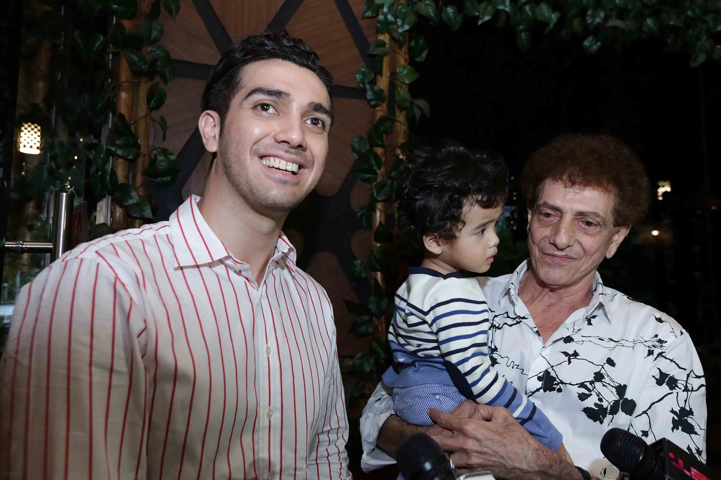 Ahmad Albar bersama Fachry Albar dan cucunya. (Deki Prayoga/bintang.com)