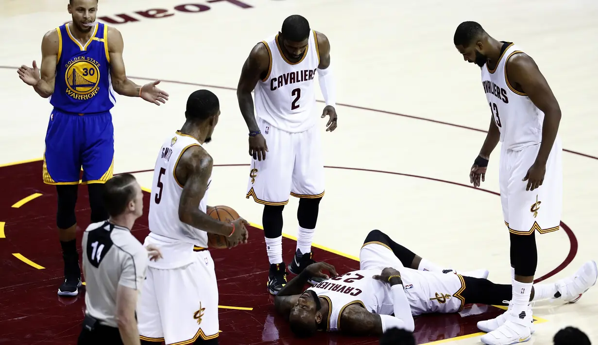 Pemain Cleveland Cavaliers, LeBron James, terjatuh saat bertanding melawan Golden State Warriors pada Gim 3 Final NBA 2017, Rabu (7/6/2017). Warriors menang 118-113. (EPA/Larry W. Smith)