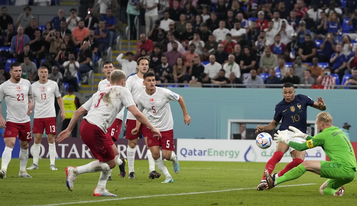Kylian Mbappe sukses membuat dua gol ke gawang Denmark dalam pertandingan grup D Piala Dunia 2022  di Stadion 974, Doha, Minggu (27/11/2022) dini hari WIB. (AP Photo/Thanassis Stavrakis)