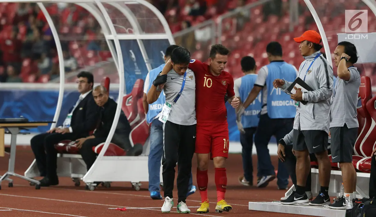 Pemain depan Timnas Indonesia U-19, Egy Maulana Vikri dibopong menuju bangku pemain cadangan usai cedera saat melawan Uni Emirat Arab U-19pada penyisihan Grup A Piala AFC U-19 2018 di Stadion GBK, Jakarta, (24/10). (Liputan6.com/Helmi Fithriansyah)