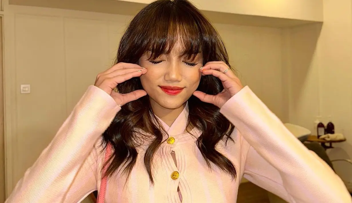 <p>Ia tampil dengan long sleeve crop shirt warna pink yang memiliki kancing emas [@fuji_an]</p>