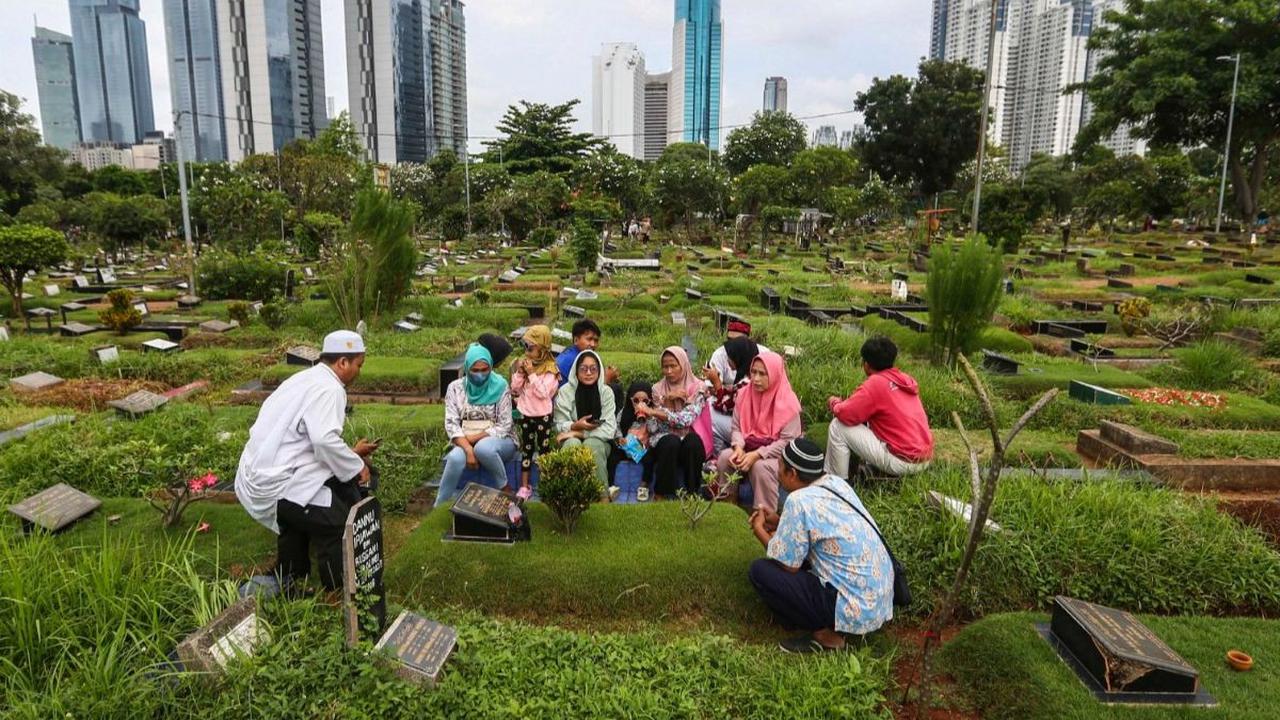 Sejumlah peziarah berdoa di makam keluarga di Tempat Pemakaman Umum (TPU) Karet Bivak, Jakarta, Minggu (3/3/2024). Sepekang menjelang bulan suci Ramadan, TPU Karet Bivak mulai ramai dengan peziarah. Liputan6.com/Angga Yuniar