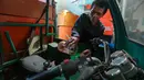 Petasol hasil pengolahan sampah plastik digunakan untuk mendukung operasional mesin pencacah botol plastik di RW 01, Jakarta, Senin (19/10/2026). Pemanfaatan ini menjadi bagian dari upaya pengelolaan sampah di lingkungan warga. (KLY/Budy Santoso)