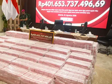 Seorang petugas berjaga di dekat barang bukti uang hasil sitaan terkait kasus dugaan korupsi tata kelola nikel saat konferensi pers di Gedung Bundar, Kejaksaan Agung, Jakarta, Senin, 31 Agustus 2026. (KLY/Arie Basuki).