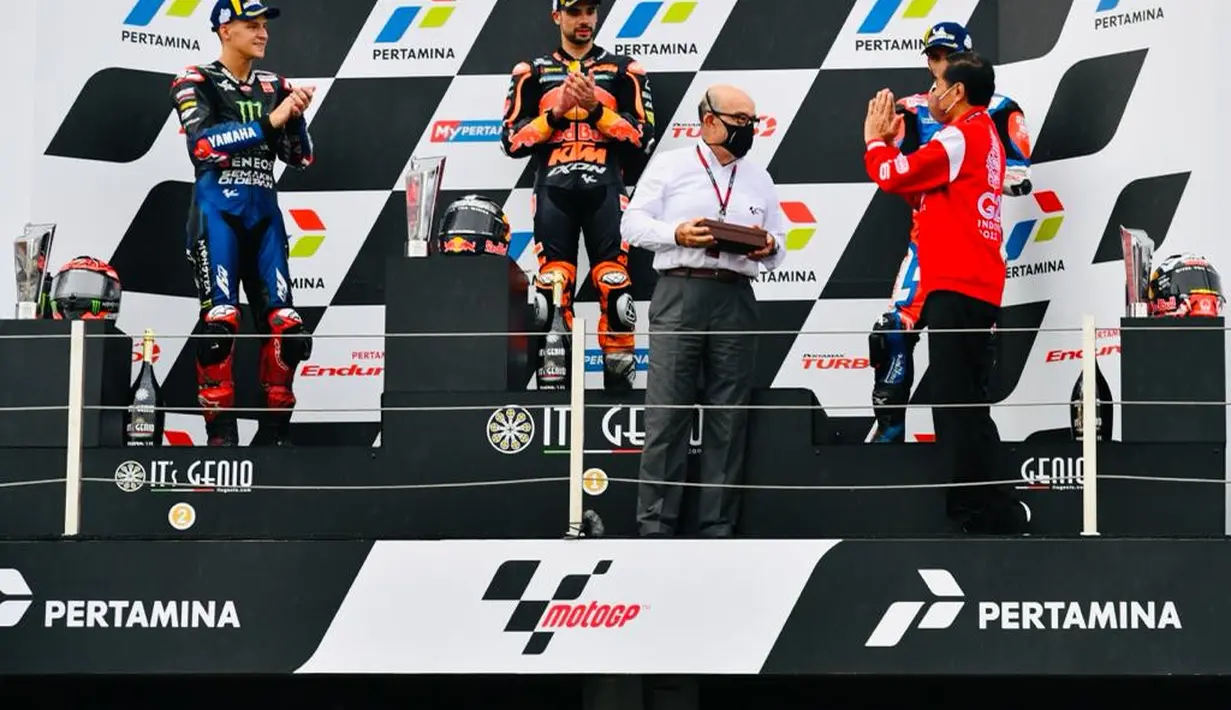 Presiden Joko Widodo memberi selamat kepada pemenang MotoGP Indonesia 2022, Miguel Oliveira, Fabio Quartararo dan Johann Zarco di Sirkuit Mandalika, Lombok, Nusa Tenggara Barat, Minggu (20/3/2022). (Foto: Laily Rachev-Biro Pers Sekretariat Presiden)