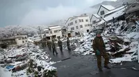 Pasukan Bela Diri Jepang berjalan di reruntuhan pasa-gempa Maret 2011 di Kamaishi (Reuters)