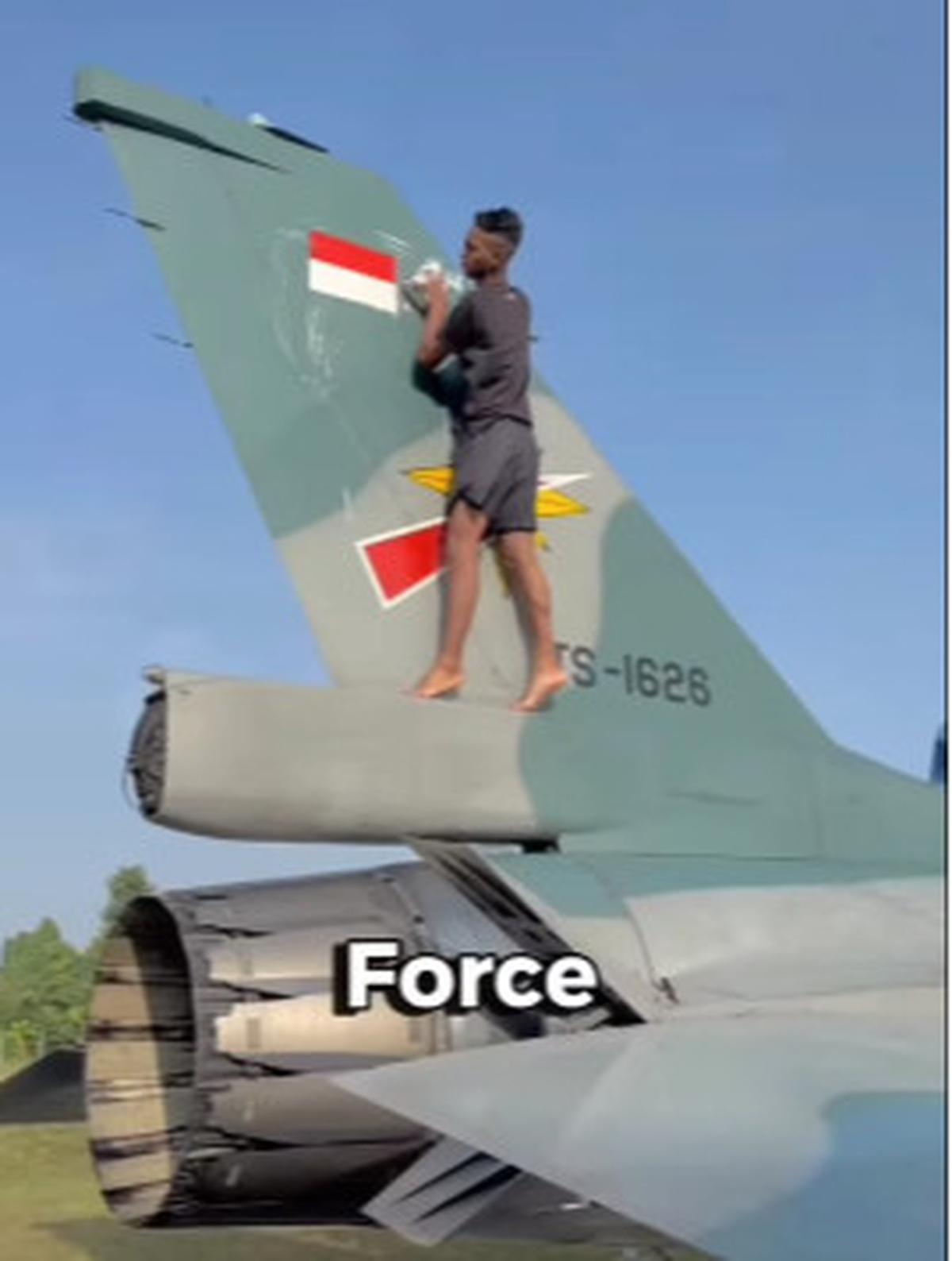 Bule Bingung Jet Tempur F-16 Indonesia Dicuci Anggota TNI AU Pakai Sabun