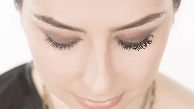 6 Cara Mudah Pasang Bulu Mata Palsu