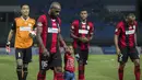 Kapten Persipura, Boaz Solossa, menggandeng sang putri sebelum bertanding melawan Bhayangkara FC pada laga Liga 1 Indonesia di Stadion Patriot, Bekasi, Sabtu (9/9/2017). Bhayangkara FC menang 2-1 atas Persipura. (Bola.com/Vitalis Yogi Trisna)