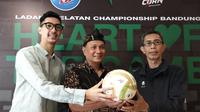 Ladang Selatan Football Championship 2026, sebuah turnamen sepak bola antarpelajar SMA se-Bandung Raya akan digelar di Stadion Siliwangi, 9-14 Februari 2026. Founder Ladang Selatan, Agi Permadi (kiri), ingin turnamen yang diinisiasinya bisa menjadi cara anak-anak sekolah pecinta sepak bola mendapatkan pengalaman bertanding. (Bola.com/Erwin Snaz)