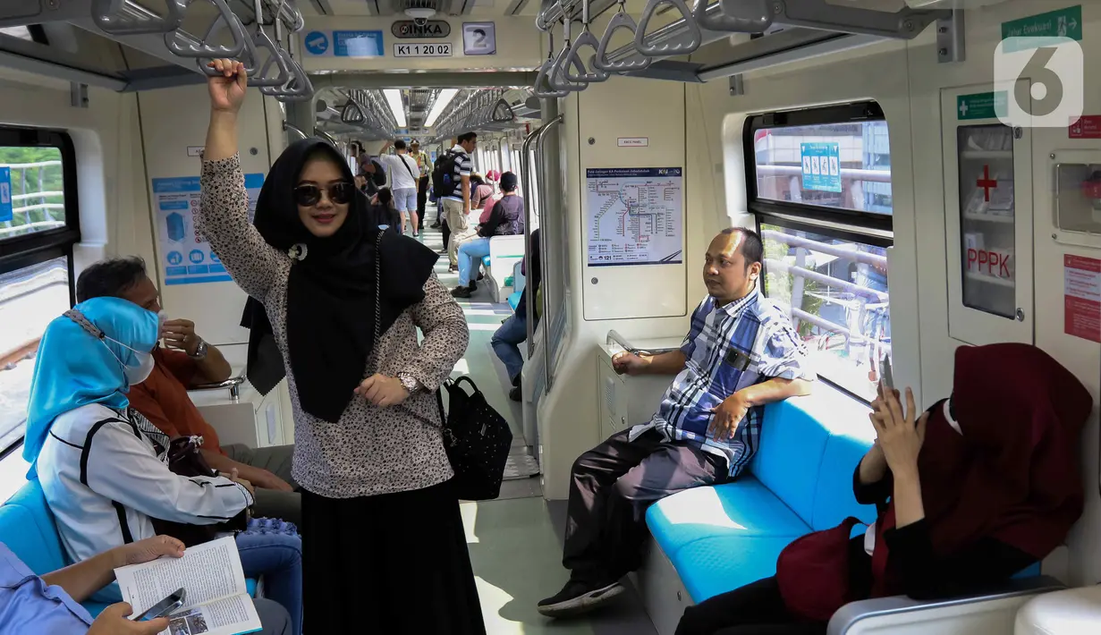 <p>Namun, pengoperasian LRT Jabodebek di tahap awal ini masih terbatas, baik secara jumlah armada hingga waktu operasional. (Liputan6.com/Herman Zakharia)</p>