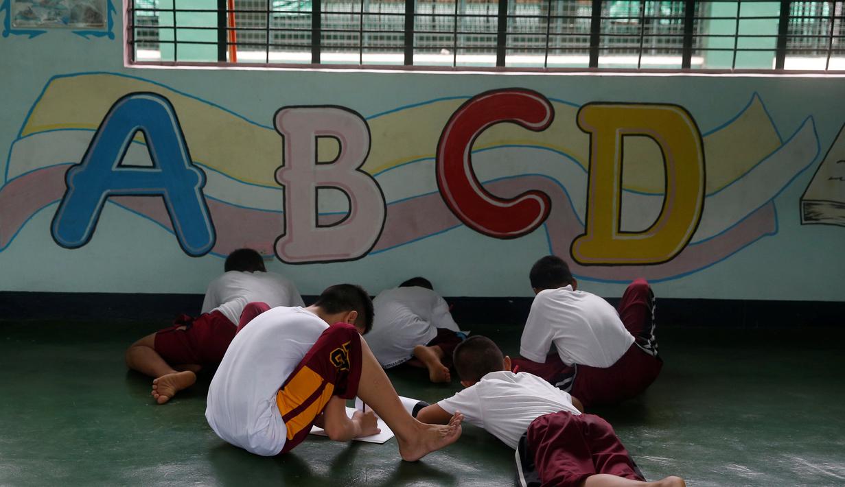Sejumlah anak serius mengikuti kelas menggambar selama menjalani pemulihan di sebuah pusat rehabilitasi narkoba milik pemerintah di Taguig, Metro Manila, Filipina, (12/12). (REUTERS/Erik De Castro)