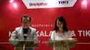 Co-Founder dan CFO Bukalapak Muhammad Fajrin Rasyid dan Dirut TIKI Yulina Hastuti saat menandatangani perjanjian kerja sama (MoU) dalam mengoptimalkan jasa layanan pengiriman barang di Kantor Bukalapak, Jakarta, Rabu (7/6). (Liputan6.com/Angga Yuniar)