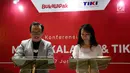 Co-Founder dan CFO Bukalapak Muhammad Fajrin Rasyid dan Dirut TIKI Yulina Hastuti saat menandatangani perjanjian kerja sama (MoU) dalam mengoptimalkan jasa layanan pengiriman barang di Kantor Bukalapak, Jakarta, Rabu (7/6). (Liputan6.com/Angga Yuniar)