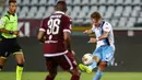 Gelandang Lazio, Ciro Immobile, melepaskan tendangan ke arah gawang Torino pada laga lanjutan Serie A pekan ke-29 di Stadion Olimpico Grande Torino, Rabu (1/7/2020) dini hari WIB. Lazio menang 2-1 atas Torino. (AFP/Isabella Bonotto)