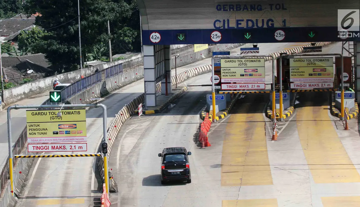 Kendaraan melaju di ruas Tol Jakarta Outer Ring Road (JORR), Jakarta, Rabu (21/2). Direktur Operasional II PT Jasa Marga Subekti Syukur mengatakan, selama ini ruas dalam Tol JORR dikelola Badan Usaha Jalan Tol (BUJT) berbeda. (Liputan6.com/Angga Yuniar)