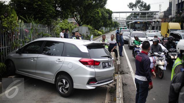 Hilang Kendali, Sebuah Mobil Menabrak Separator Busway